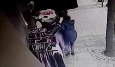 İstanbul’da mağaza önündeki giysilerin çalınma anı kamerada