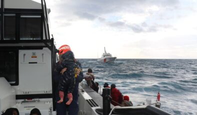 İzmir’de göçmen teknesi battı: 2 ölü