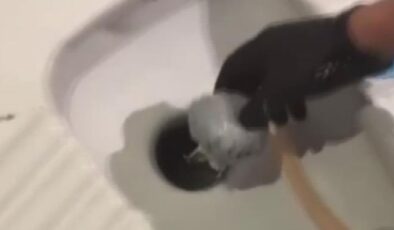 İzmir’de uyuşturucuları sobaya ve tuvalete atsalar da kurtulamadılar