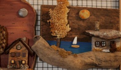 İzmirli sanatçı, denizden topladığı ağaç parçalarını esere dönüştürüyor