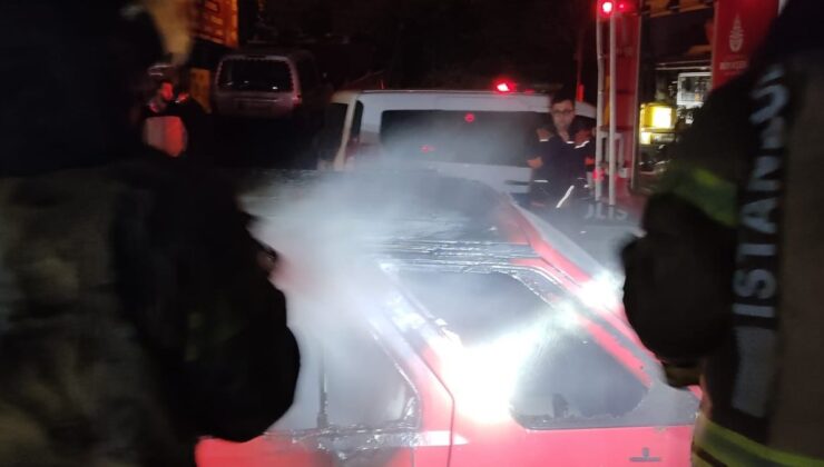 Kağıthane’de park halindeki otomobil yandı