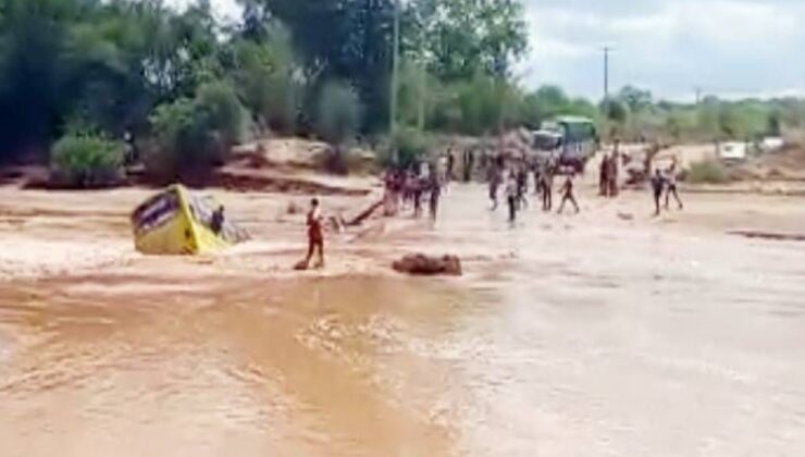 Kenya’da taşan nehri geçmeye çalışan otobüs devrildi: 20 ölü