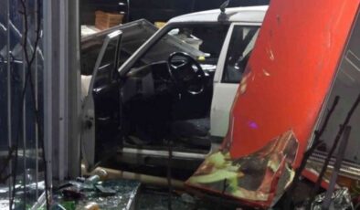 Kırıkkale’de alkollü sürücü, kokoreççi dükkanına daldı