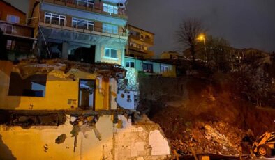 Kocaeli’de temelinde toprak kayması meydana gelen iki bina boşaltıldı