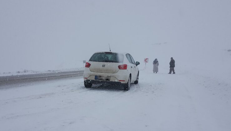 Kop Dağı’nda kar yağışı, ulaşımı olumsuz etkiledi