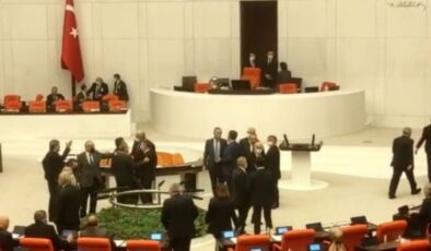 Meclis’te el hareketi ve küfür gerginliği