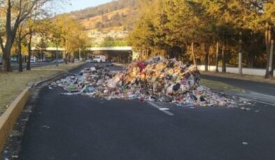 Meksika’da belediye işçilerinin protestosu: Sokaklara çöp döküp ateşe verdiler