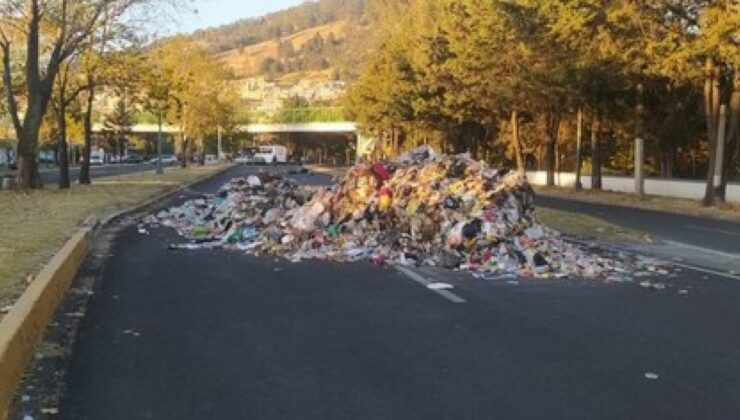Meksika’da belediye işçilerinin protestosu: Sokaklara çöp döküp ateşe verdiler