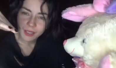 Merve Boluğur’dan oyuncak ayılı ‘ilişki yapmışımdır’ skeci