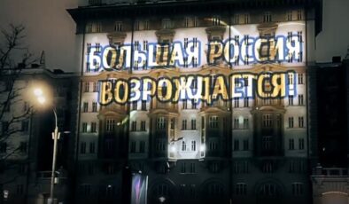 Moskova’da ABD Büyükelçiliği’ne ‘Büyük Rusya doğuyor’ yazısı yansıtıldı