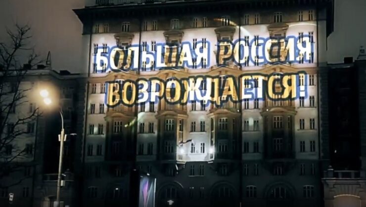 Moskova’da ABD Büyükelçiliği’ne ‘Büyük Rusya doğuyor’ yazısı yansıtıldı