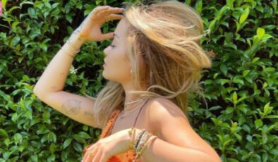 Rita Ora güneşlenirken poz verdi