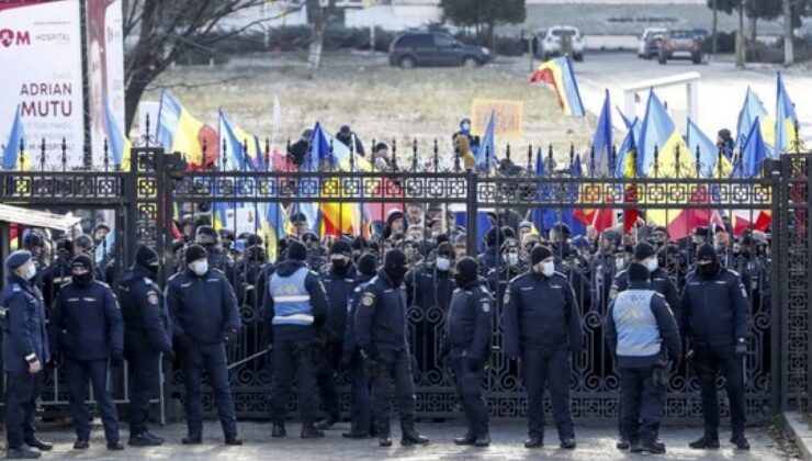 Romanya’da koronavirüs tedbirlerine karşı binlerce kişi Meclise yürüdü