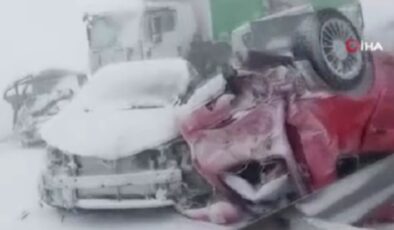 Rusya’da kar fırtınası: 22 araç birbirine girdi