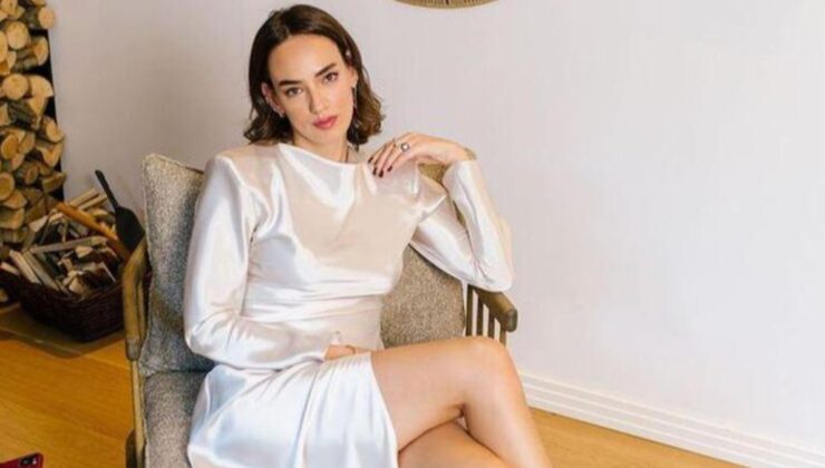 Seda Bakan yırtmaçlı elbisesiyle poz verdi