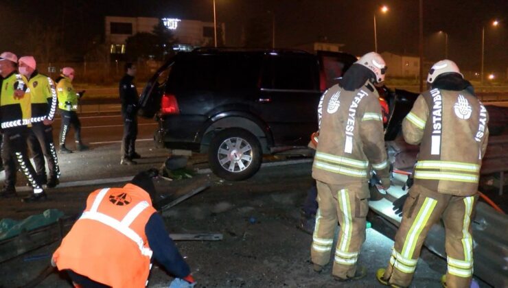 Sultanbeyli’de otomobil bariyere çarptı: 2 yaralı 