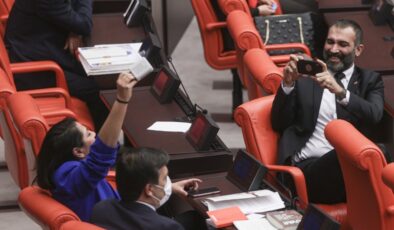 TBMM’de Fuat Oktay konuşurken hoparlörden müzik açan TİP milletvekili Sera Kadıgil’e ceza