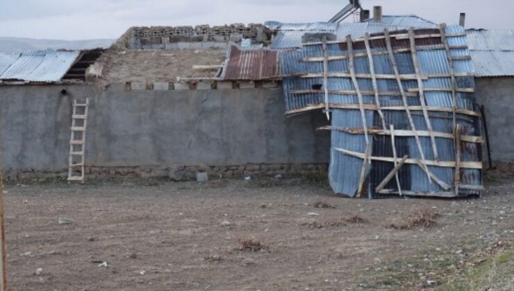 Van’da şiddetli rüzgar okulun çatısını uçurdu
