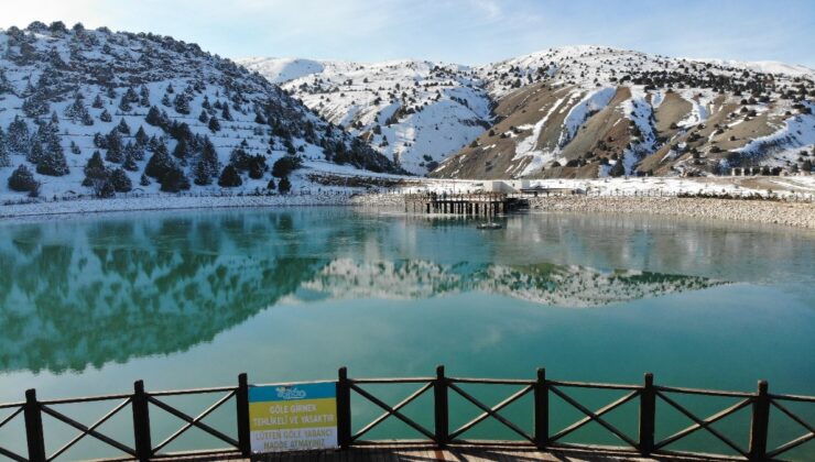 Yüzeyi buz tutan Ardıçlı Gölü mest ediyor