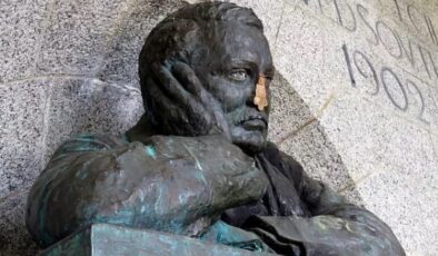 Zimbabve Devlet Başkanı, sömürgeci Rhodes’un mezarının İngiltere’ye nakledilmesini istedi