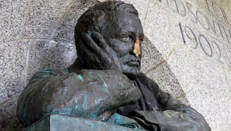 Zimbabve Devlet Başkanı, sömürgeci Rhodes’un mezarının İngiltere’ye nakledilmesini istedi