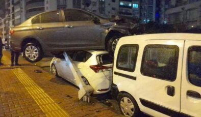 Zonguldak’ta kontrolden çıkan otomobil, park halindeki araçların üzerine uçtu