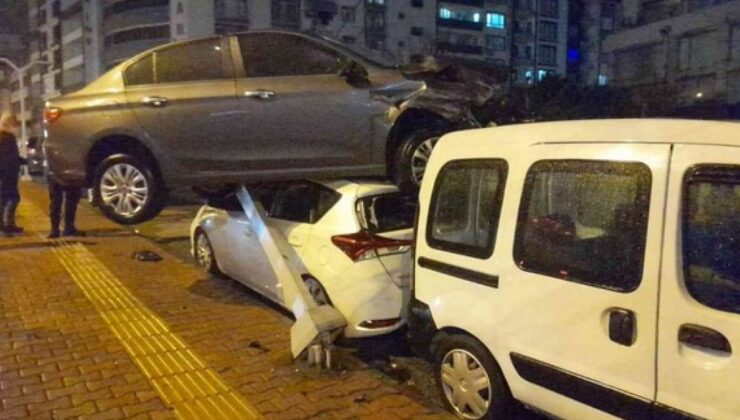 Zonguldak’ta kontrolden çıkan otomobil, park halindeki araçların üzerine uçtu
