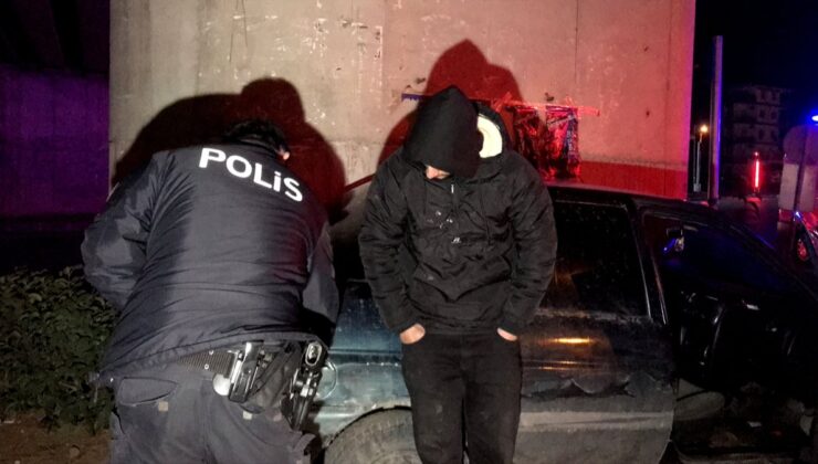 Adana’da genç, kaza yaptığı araçta uyuyakaldı