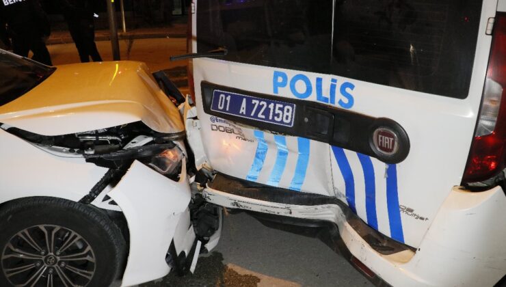 Adana’da seyir halindeyken bayılan sürücü, polis aracına arkadan çarptı