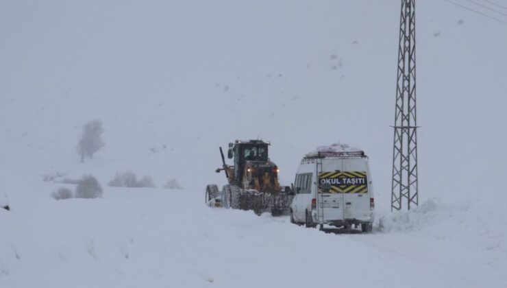 Ağrı’da, karda mahsur kalanların yardımına ekipler yetişti