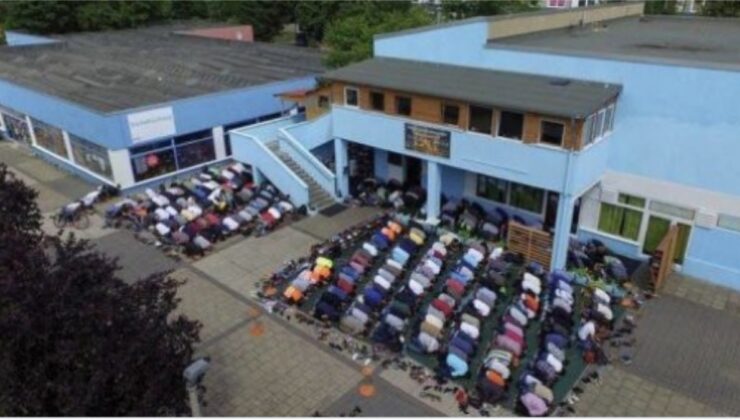 Almanya’da bir camiye tüfekle ateş edildi
