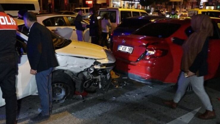 Antalya’da alkollü sürücü kazaya yaptırdı: 5 araç birbirine girdi