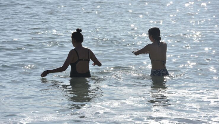 Antalya’da yılın ilk günü deniz keyfi