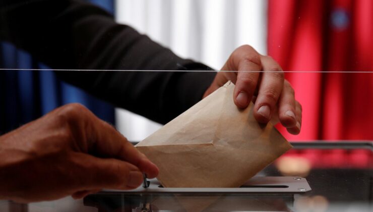 Araştırma: Fransızlar siyasi olarak sağa kayıyor