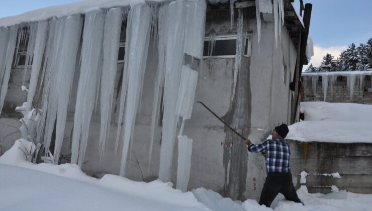 Bolu’da 3 metrelik buz sarkıtları oluştu