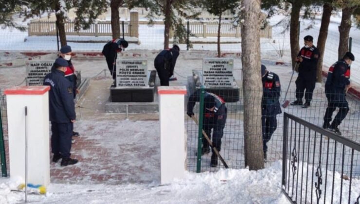 Burdur’da, jandarma ekipler şehitliği temizledi