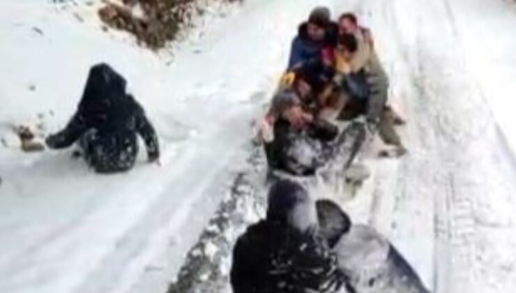 Burdurlu gençlerin traktör arkasında kar keyifi