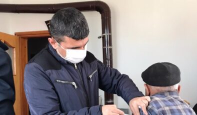 Çorum’da sağlık çalışanlarının köylerdeki aşı çalışması sürüyor