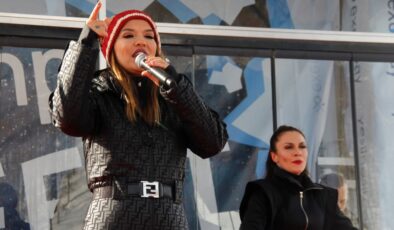 Demet Akalın Kocaeli konserine kar motoruyla geldi