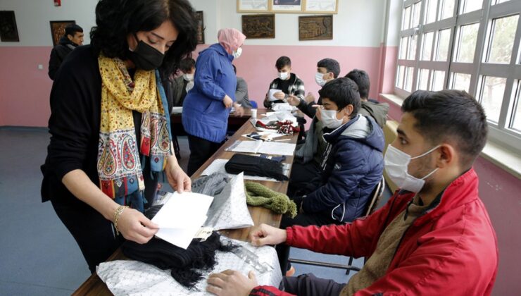 Elazığ’da işitme engelli öğrencilerden Mehmetçik’e atkı