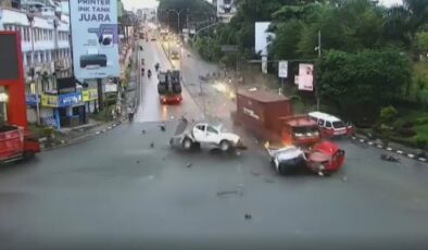 Endonezya’da kırmızı ışıkta duran araçları biçti: 4 ölü, 22 yaralı