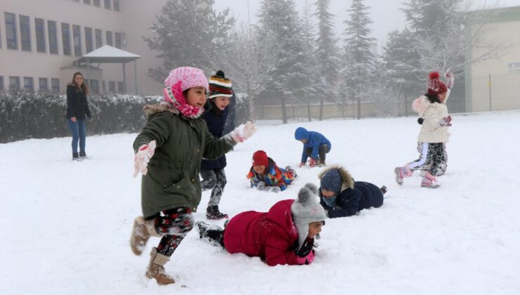 Erzurumlu öğrencilerin kar eğlencesi