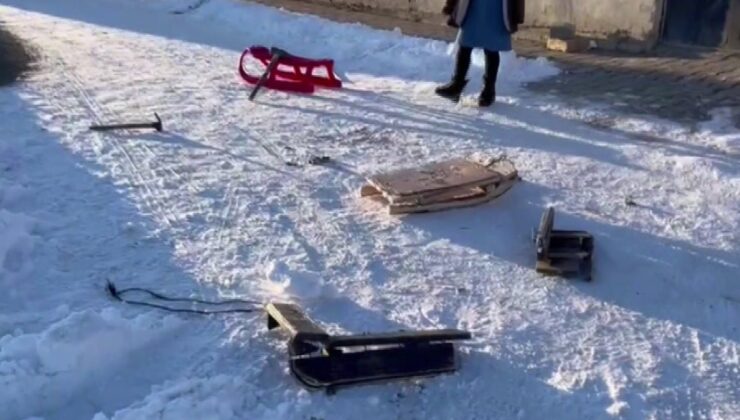 Erzurun’da kızakla kayan iki kardeş otomobilin altında kaldı