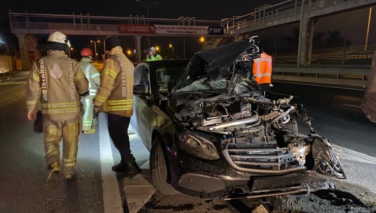 Eyüpsultan’da bariyere giren otomobilin sahibi aracını bırakıp kaçtı
