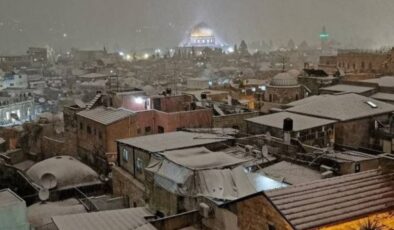 Filistinliler Kudüs’te yağan karın keyfini çıkardı