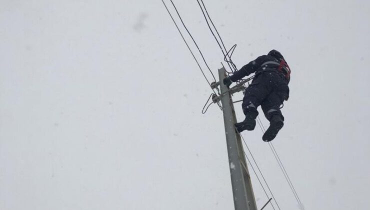 Hakkari’de elektrik arıza ekipleri, kara boyun eğmedi