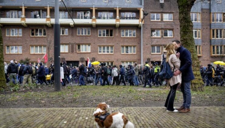 Hollanda’da Covid-19 kısıtlamaları protesto edildi