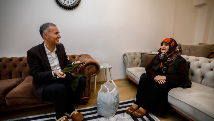 İnegöllü Melek Nine, 10 yıldır Mehmetçik için çorap örüyor