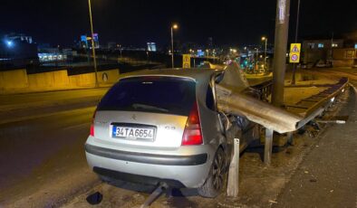 İstanbul’da araç bariyerlere saplandı