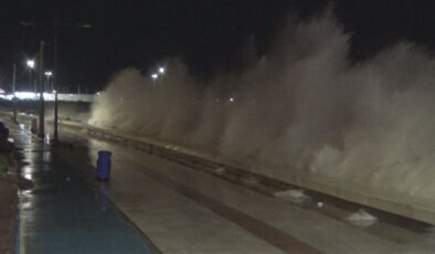 İzmir’de fırtına denizi taşırdı